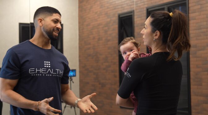 Personal trainer recebe cliente no estúdio de EMS E.Health em São Paulo