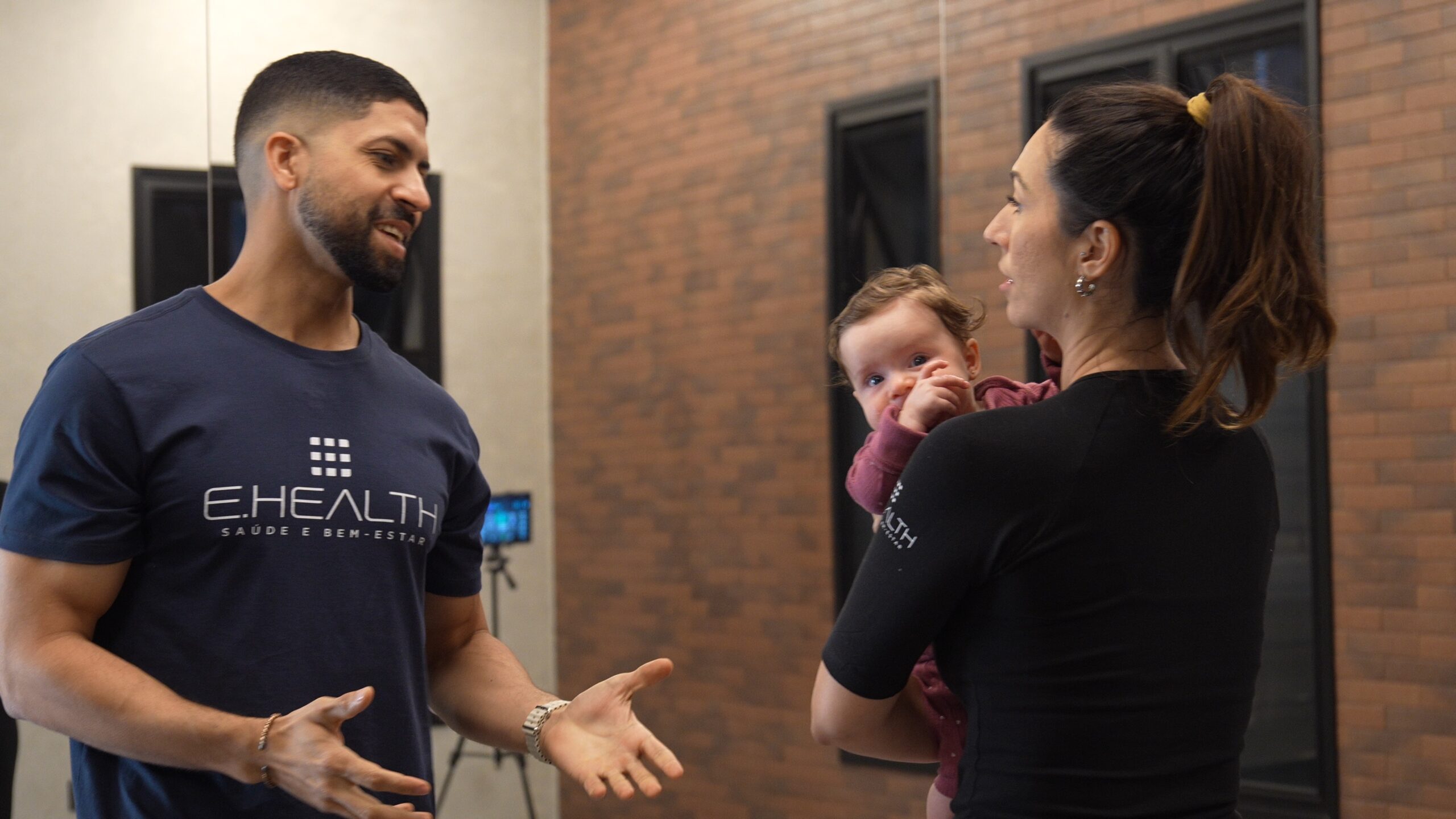 Personal trainer recebe cliente no estúdio de EMS E.Health em São Paulo