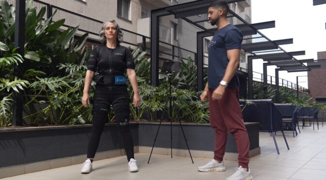 Mulher em roupa de treino no estúdio de EMS E.Health