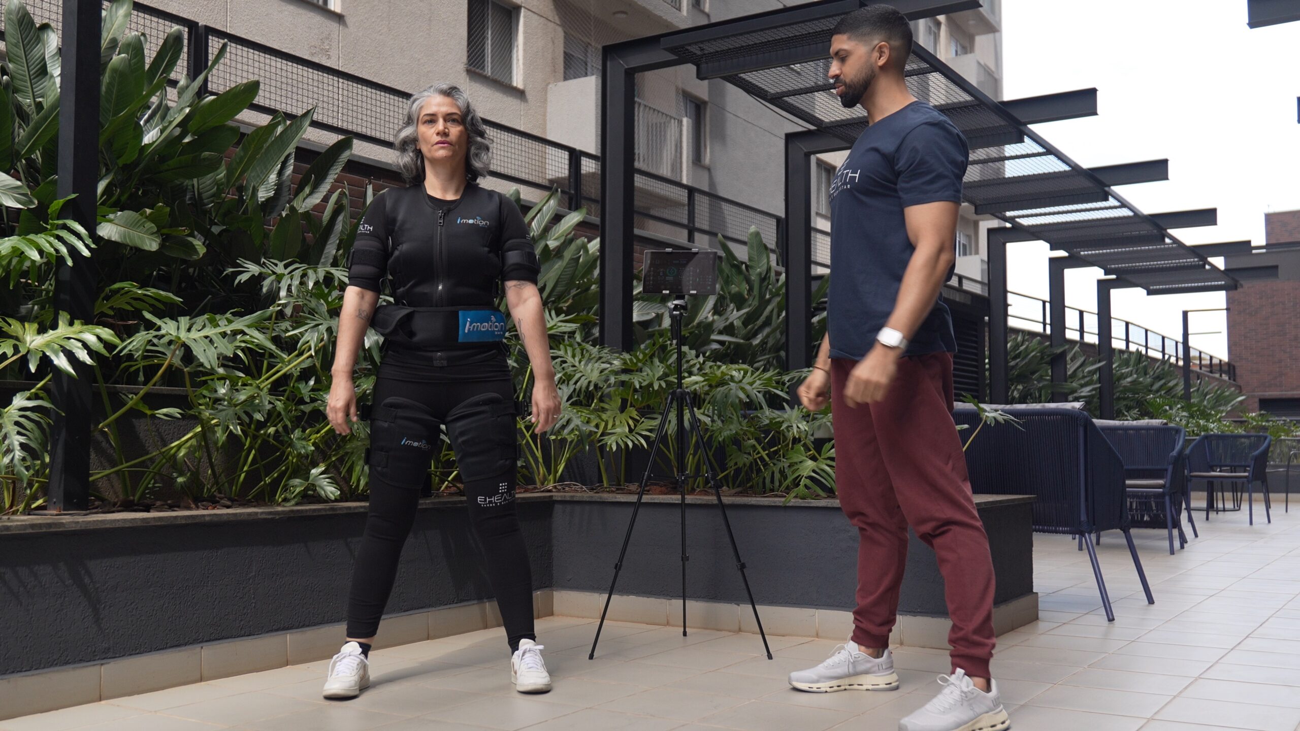 Mulher em roupa de treino no estúdio de EMS E.Health