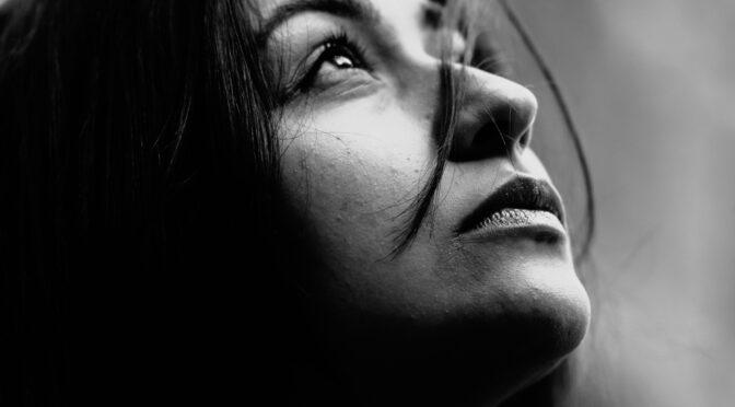 Retrato em preto e branco de mulher madura olhando para cima