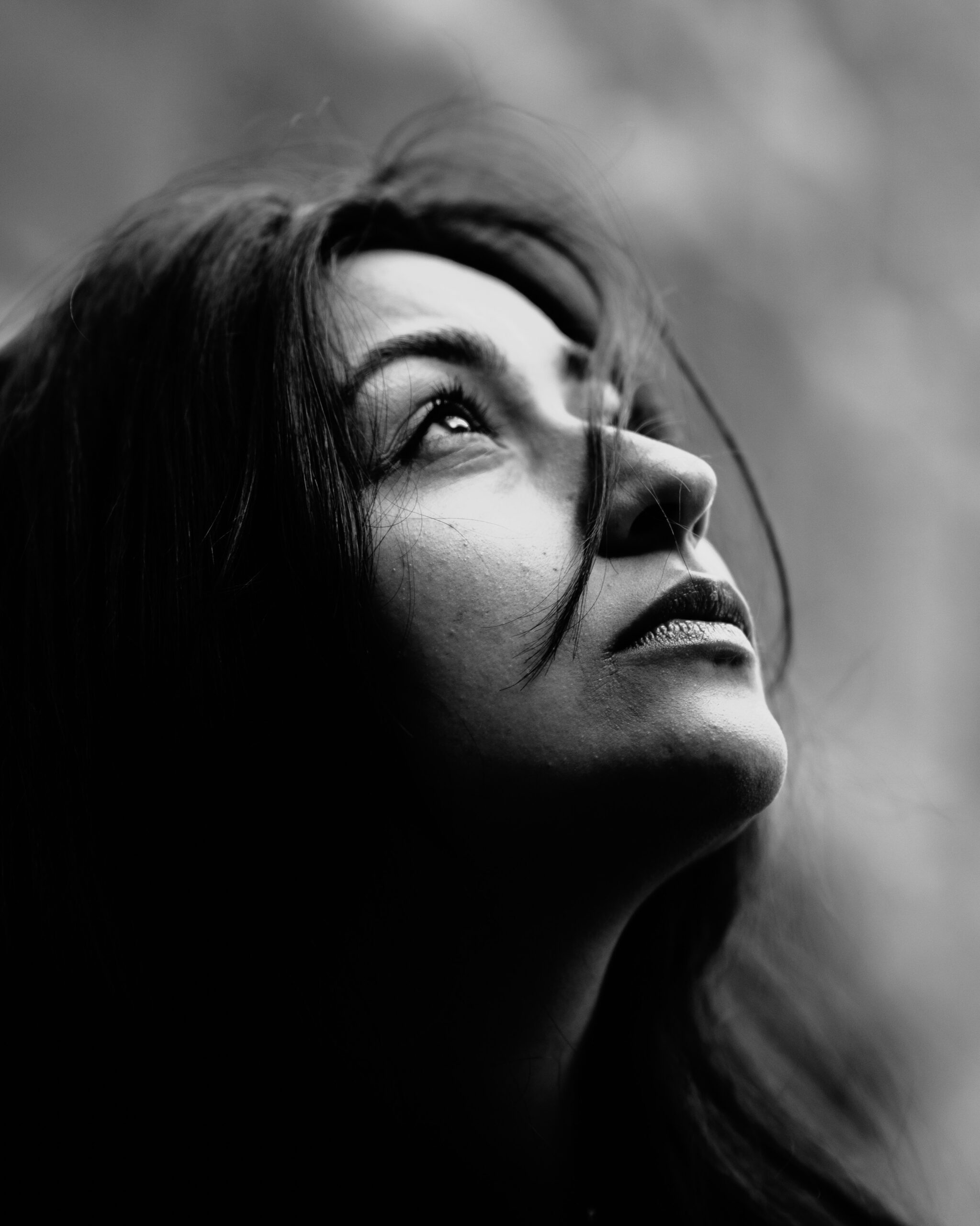 Retrato em preto e branco de mulher madura olhando para cima