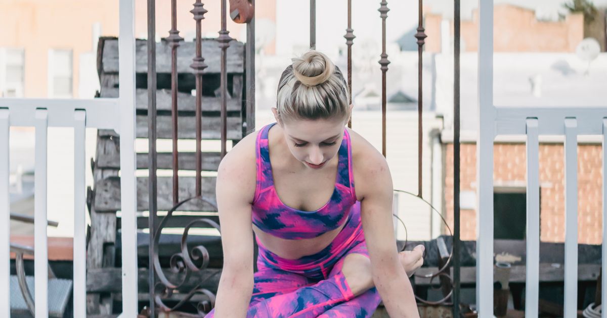 Mulher meditando, representando bem-estar e relação com o corpo