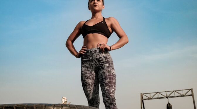 Mulher fisicamente em forma, representando treino de força e EMS