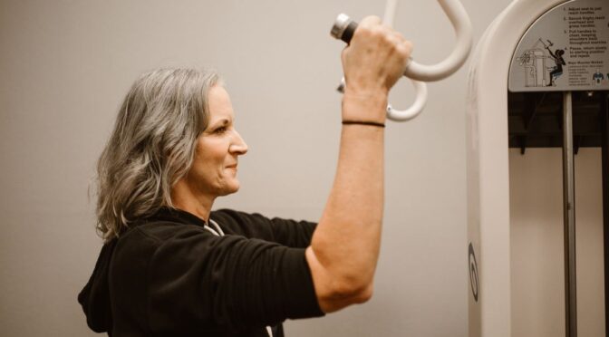 Mulher madura ativa treinando, representando saúde após os 40 e menopausa