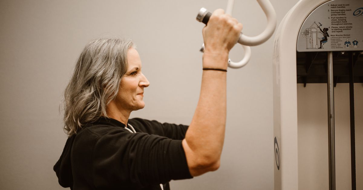 Mulher madura ativa treinando, representando saúde após os 40 e menopausa