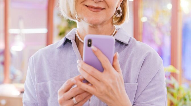 Retrato de mulher madura sorrindo, representando saúde e bem-estar após os 40