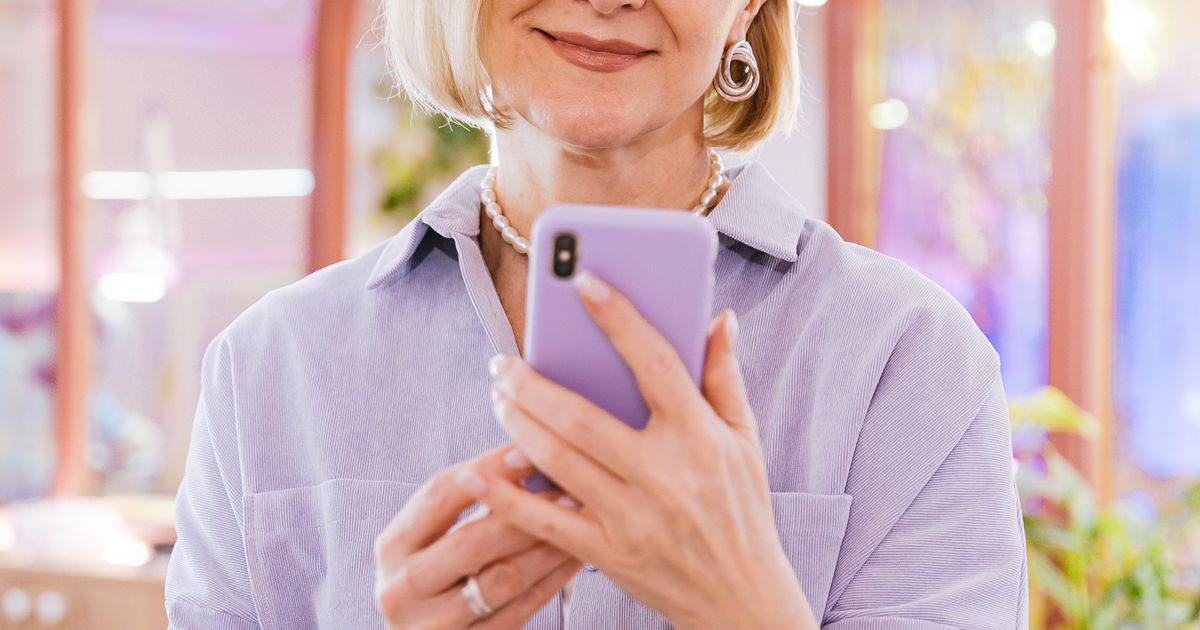 Retrato de mulher madura sorrindo, representando saúde e bem-estar após os 40