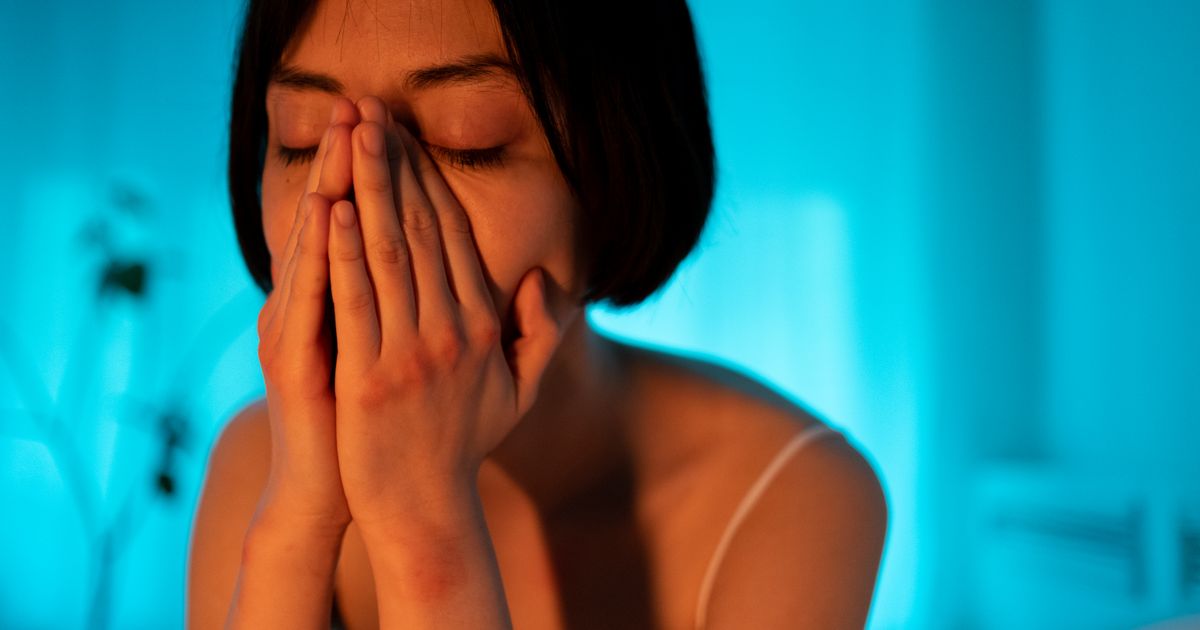Mulher descansando no quarto, representando sono e mudanças hormonais